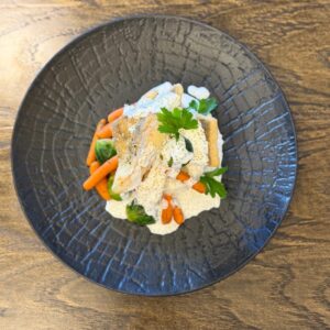 Судак с рисом под икорным соусом