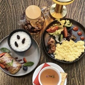(1) Завтрак понедельник ( скрэмбл с беконом,рисовая каша, слойка )